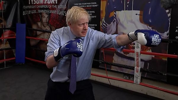 Boris Johnson enfile les gants de boxe avant son débat télévisé Boris Johnson enfile les gants de boxe avant son débat télévisé