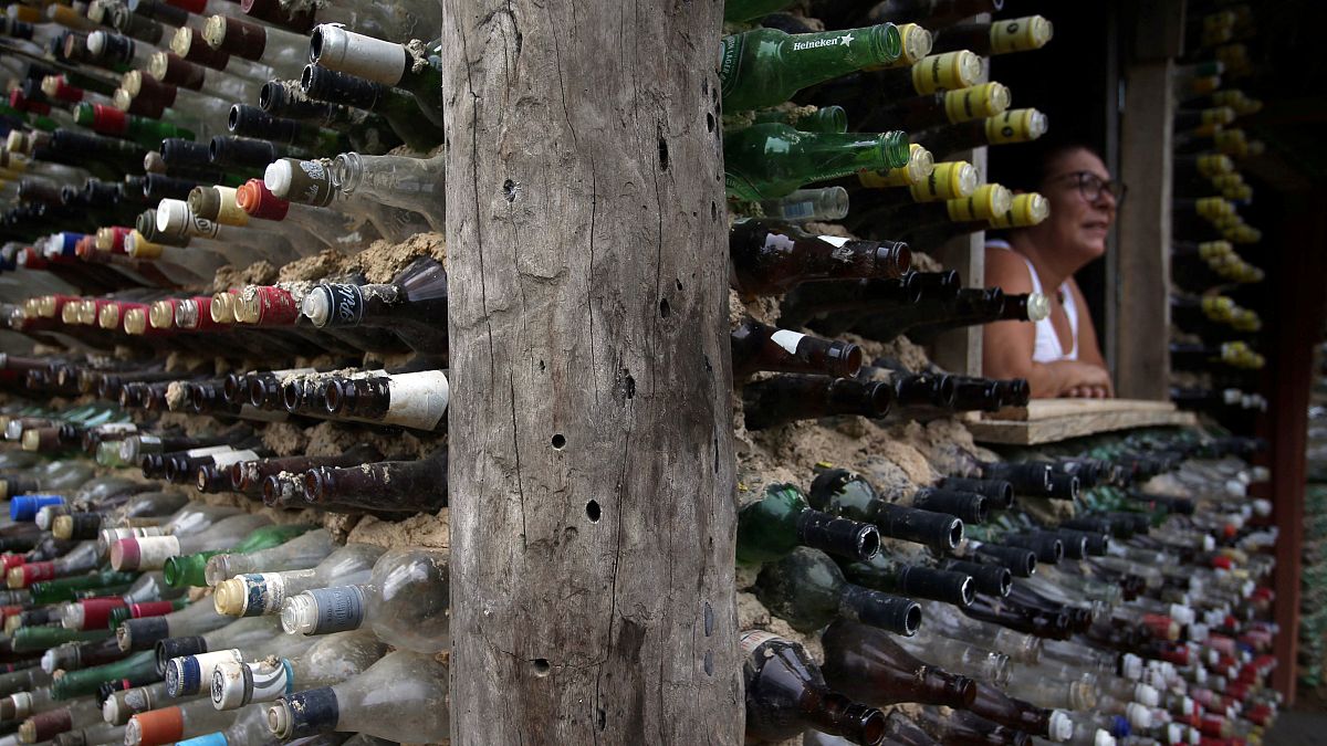 شاهد: امرأة تبني منزلاً من الزجاجات المستعملة في البرازيل