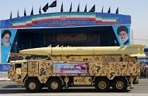 İran ordusuna bağlı askeri birlikler, füze, tank ve silah sistemleri eşliğinde, üst düzey askeri yetkililerin bulunduğu protokolün önünden geçiş yaptı.