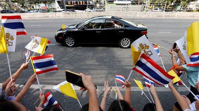 Megérkezett Ferenc pápa Thaiföldre