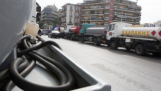 Βυτιοφόρα παρκαρισμένα σε δρόμο της Θεσσαλονίκης (ΑΡΧΕΙΟΥ