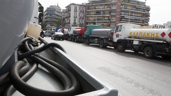 Βυτιοφόρα παρκαρισμένα σε δρόμο της Θεσσαλονίκης (ΑΡΧΕΙΟΥ Βυτιοφόρα παρκαρισμένα σε δρόμο της Θεσσαλονίκης (ΑΡΧΕΙΟΥ