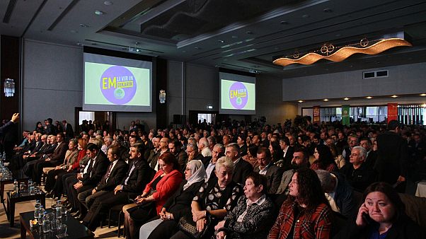 Meclis'ten çekilmeyeceğini açıklayan HDP erken seçim çağrısında bulundu Meclis'ten çekilmeyeceğini açıklayan HDP erken seçim çağrısında bulundu