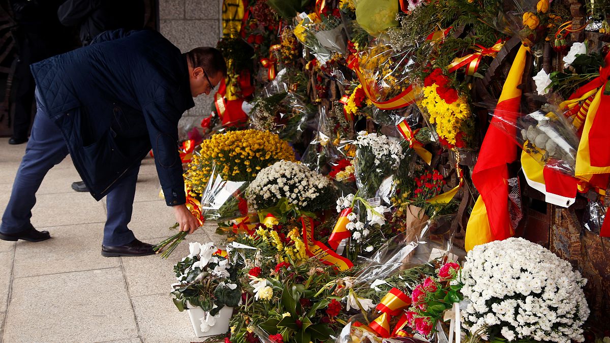 Centenares de españoles celebran el 44º aniversario de la muerte de Franco