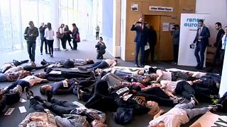 Activistas del clima simulan su muerte en el Parlamento Europeo