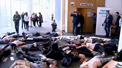 Belső segítséggel jutottak be az Európai Parlamentbe a tüntetők