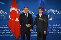 Βρυξέλλες: Το ζήτημα των παράνομων γεωτρήσεων έθεσε ο Σασόλι στον Τσαβούσογλου