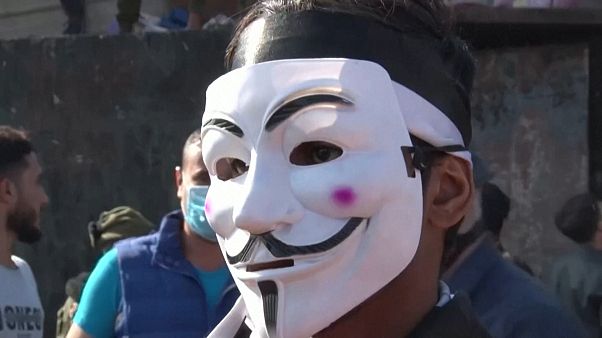 شادی جوانان معترض عراقی روی پل بسته شده شادی جوانان معترض عراقی روی پل بسته شده