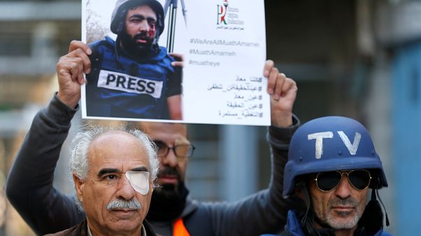 الأردن يصدر جواز سفر لمصور فلسطيني أصيب بطلق إسرائيلي في عينه لنقله للعلاج في المملكة الأردن يصدر جواز سفر لمصور فلسطيني أصيب بطلق إسرائيلي في عينه لنقله للعلاج في المملكة