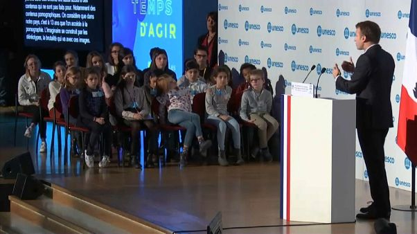 Macron reforça luta contra a pornografia infantil Macron reforça luta contra a pornografia infantil