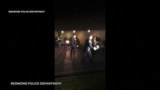 شاهد: الشرطة الأمريكية تتلقى بلاغا لإيقاف شباب يلعبون كرة السلة فتنضم إليهم