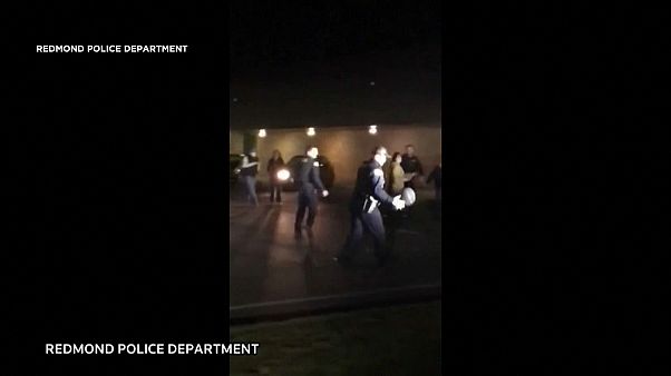 شاهد: الشرطة الأمريكية تتلقى بلاغا لإيقاف شباب يلعبون كرة السلة فتنضم إليهم شاهد: الشرطة الأمريكية تتلقى بلاغا لإيقاف شباب يلعبون كرة السلة فتنضم إليهم