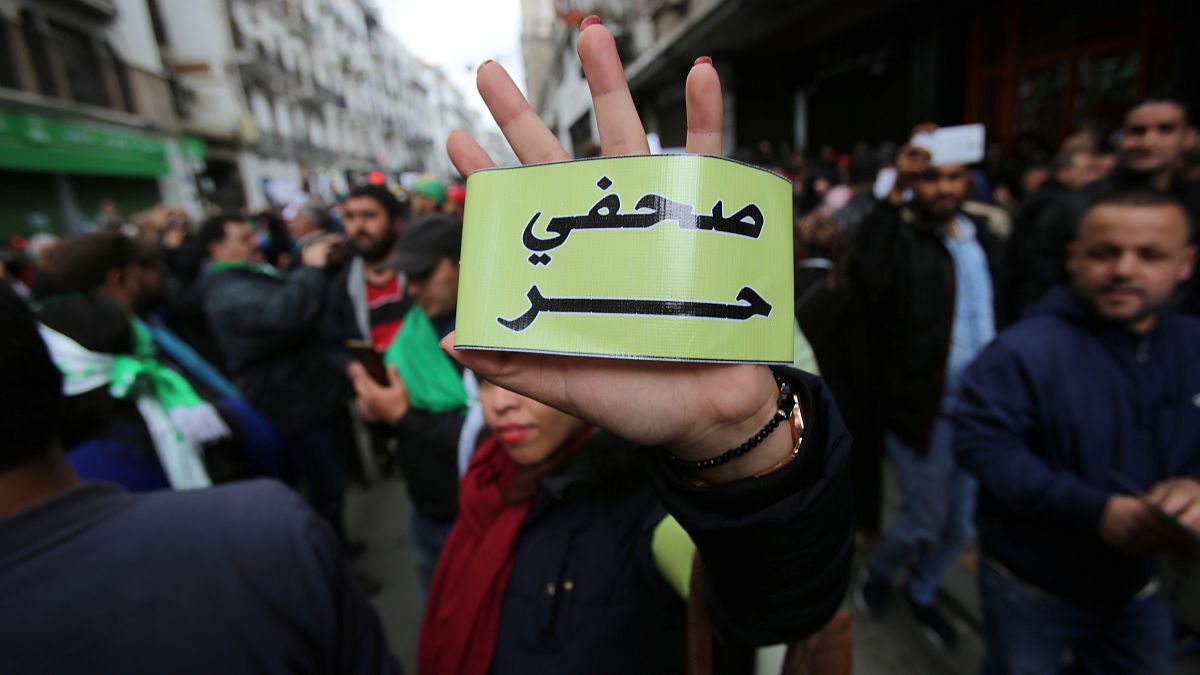 إيقاف 4 صحافيين جزائريين عن العمل في جريدة موالية للسلطة 