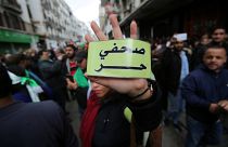 إيقاف 4 صحافيين جزائريين عن العمل في جريدة موالية للسلطة