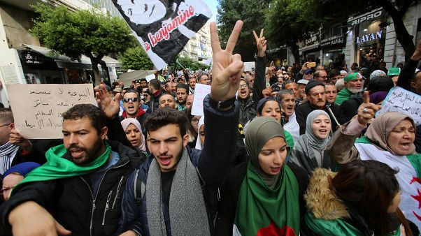 صورة لطلبة متظاهرين في العاصمة الجزائرية صورة لطلبة متظاهرين في العاصمة الجزائرية