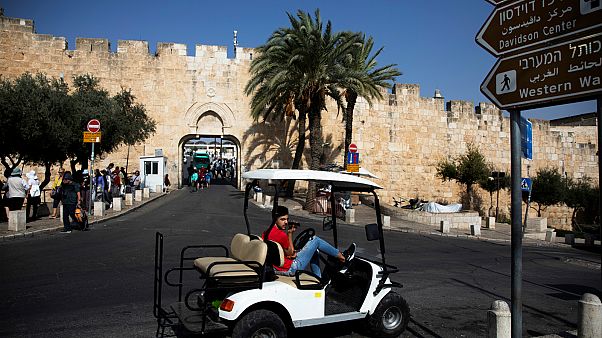 إسرائيل تعتقل محافظ القدس للمرة السادسة خلال عام بسبب "نشاطات فلسطينية" إسرائيل تعتقل محافظ القدس للمرة السادسة خلال عام بسبب "نشاطات فلسطينية"