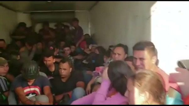 Encuentran decenas de migrantes hacinados en un camión en México Encuentran decenas de migrantes hacinados en un camión en México