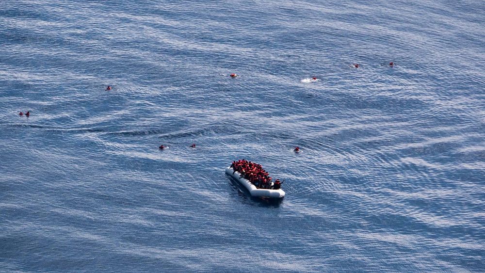 إنقاذ 40 مهاجرا قبالة سواحل صفاقس في تونس حاولوا التوجه الى إيطاليا   Euronews