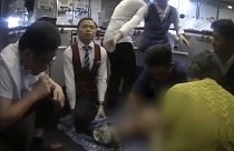 طبيبان يقومان بالاسعافات اللازمة للعجوز المريض.