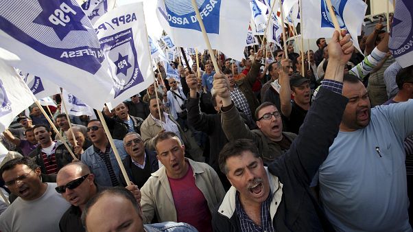 Polícias saem para a rua para exigir melhores condições de trabalho Polícias saem para a rua para exigir melhores condições de trabalho