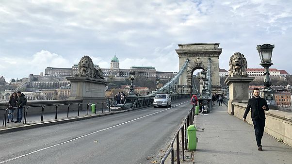 Késik a Lánchíd felújítása, megdöbbentő állapotokat videóztunk Késik a Lánchíd felújítása, megdöbbentő állapotokat videóztunk