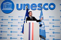 Macron, porno sitelere karşı ebeveyn kontrolü için internet sağlayıcılara 6 ay süre verdi