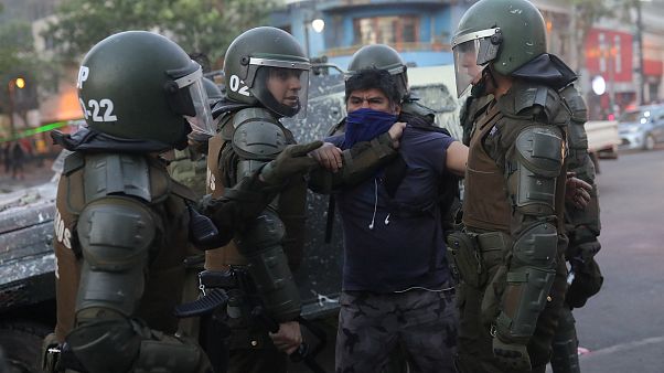 Los carabineros chilenos suspenden el uso de perdigones y balines en las protestas Los carabineros chilenos suspenden el uso de perdigones y balines en las protestas