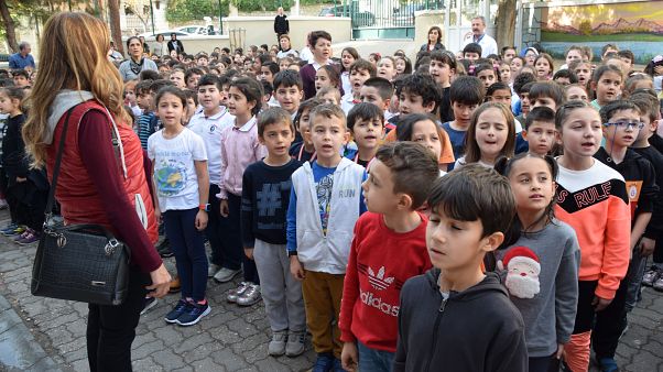 Türkiye'de zorunlu okul öncesi eğitim oranı Avrupa ülkelerine göre oldukça düşük. Türkiye'de zorunlu okul öncesi eğitim oranı Avrupa ülkelerine göre oldukça düşük.