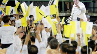 Le Pape François arrive dans le stade national de Bangkok, en Thaïlande