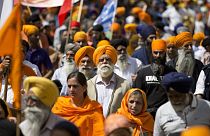 Avrupa kentlerinde gösteri düzenleyen Sihler