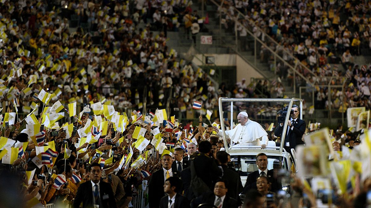 البابا فرانسيس في طريقه لترأس في الاستاد الوطني في بانكوك - تايلاند 