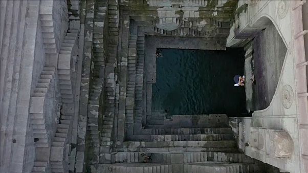 Un tuffo spettacolare nell'antico pozzo indiano Un tuffo spettacolare nell'antico pozzo indiano