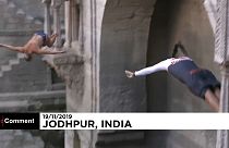 Ils plongent dans un monument indien historique