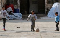 أطفال فروا من مخيم عين عيسى يلعبون في مدرسة على مشارف تل أبيض