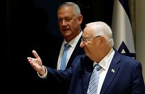 رووین ریولین، رئیس جمهوری اسرائیل در کنار بنی‌ گانتس، رقیب انتخاباتی بنیامین نتانیاهو