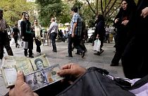 کاهش نرخ دلار؛ ۷۰ درصد شوک ارزی گرانی بنزین خنثی شد