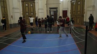 Dans une église italienne, des jeunes boxent pour oublier leur quotidien