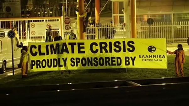 Ελλάδα: Κατάληψη της Greenpeace στα ΕΛΠΕ Ελλάδα: Κατάληψη της Greenpeace στα ΕΛΠΕ