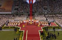 Il Papa allo stadio di Bangkok assiste allo spettacolo di danze tradizionali