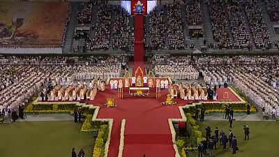 Il Papa allo stadio di Bangkok assiste allo spettacolo di danze tradizionali