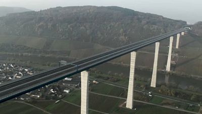 Allemagne : un géant d'acier survole la Moselle