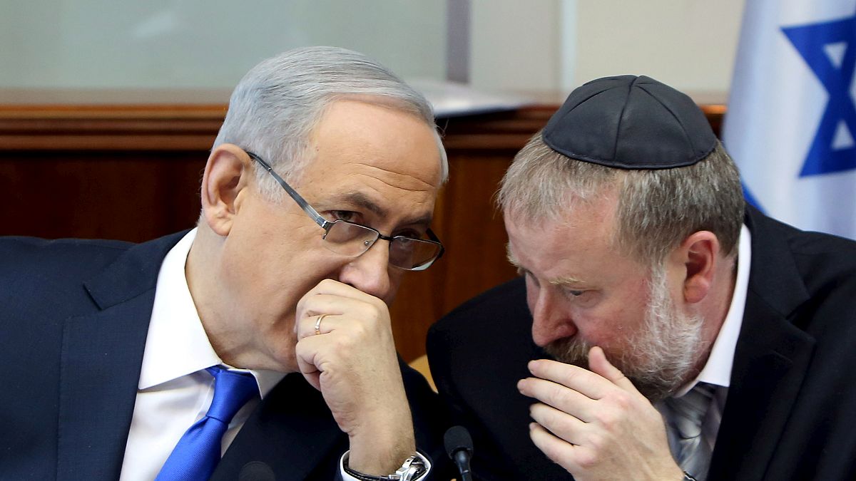 رئيس الوزراء الإسرائيلي نتنياهو رفقة المدعي العام لإسرائيل أفيشاي ماندلبليت