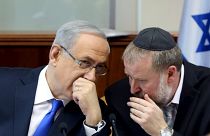 من هو صديق نتنياهو الذي وضعه في قفص الاتهام؟ 