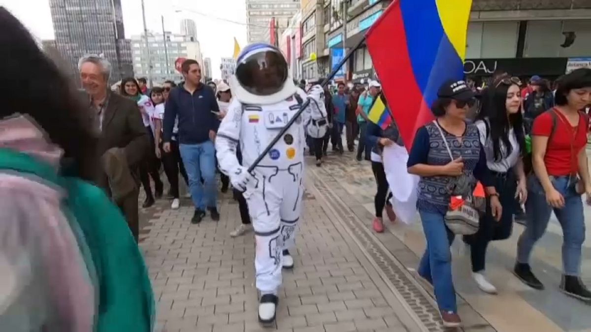 La protesta esplode a Bogotà, almeno tre morti e centinaia di feriti