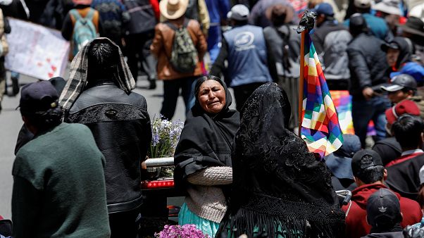 Bolivya'da sivillerin cenazelerinin taşındığı adalet yürüyüşüne polis müdahalesi Bolivya'da sivillerin cenazelerinin taşındığı adalet yürüyüşüne polis müdahalesi
