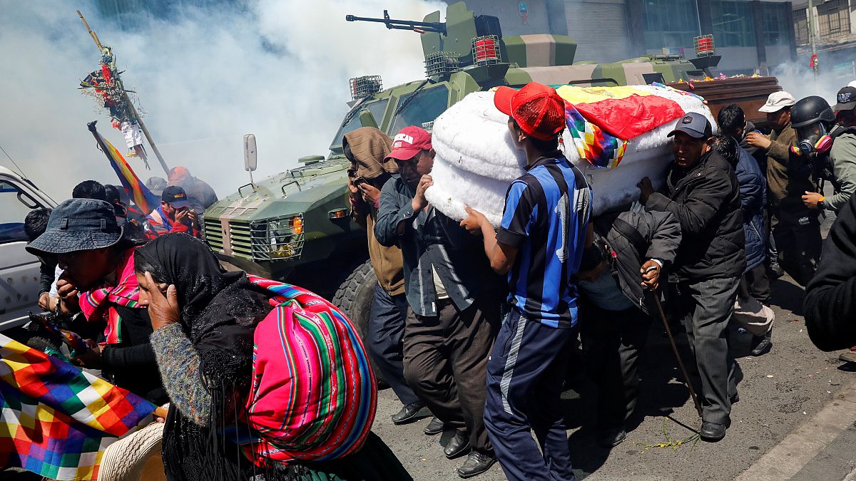 Ataúdes entre gases lacrimógenos en la imagen más triste de la crisis en Bolivia