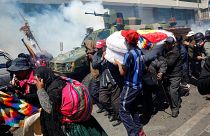 Ataúdes entre gases lacrimógenos en la imagen más triste de la crisis en Bolivia