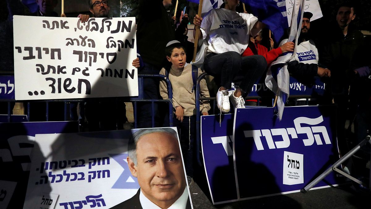 أنصار رئيس الوزراء الإسرائيلي بنيامين نتنياهو خارج مقر إقامته بعد قرار اتهام المدعي العام الإسرائيلي أفيشاي ماندلبليت في القدس في 21 نوفمبر/ تشرين الثاني 2019