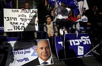 أنصار رئيس الوزراء الإسرائيلي بنيامين نتنياهو خارج مقر إقامته بعد قرار اتهام المدعي العام الإسرائيلي أفيشاي ماندلبليت في القدس في 21 نوفمبر/ تشرين الثاني 2019