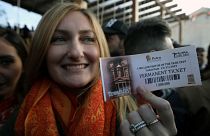 السائحة الأميركية أليسون كيري تحمل بطاقة رقم مليون لتتم رقم مليون سائح زاروا مدينة البتراء بالأردن في العام 2019. 21/11/2019